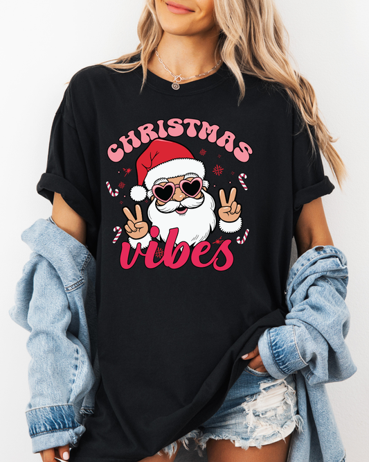 Christmas Vibes Santa Graphic Tee – Retro Holiday Shirt | Comfort Colors