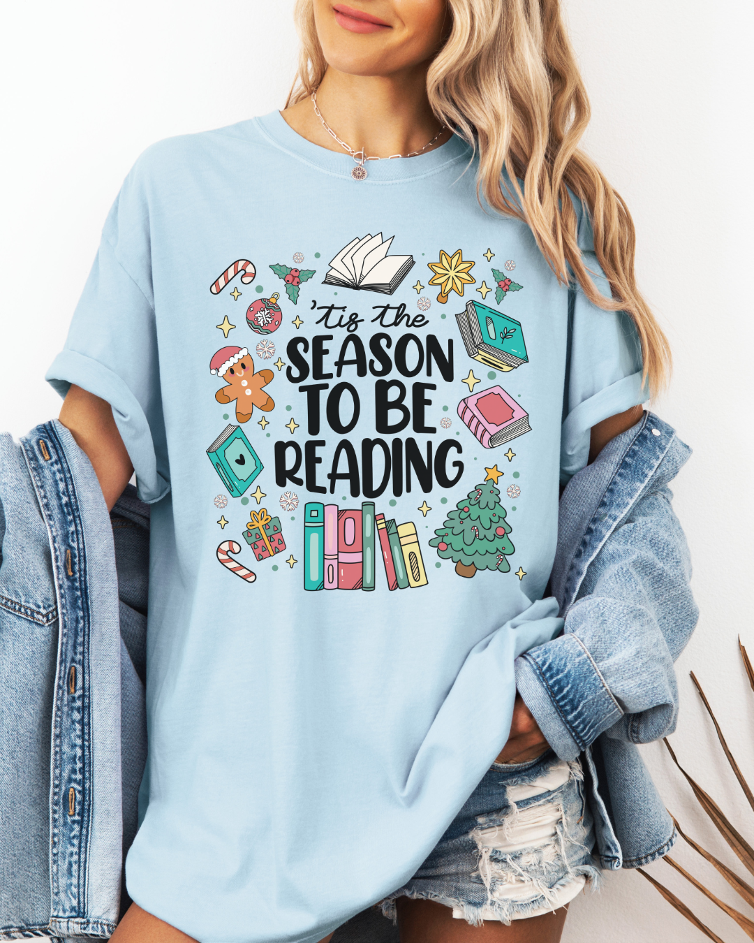Tis the Season to Be Reading Graphic Tee – Book Lover Christmas Shirt | Comfort Colors