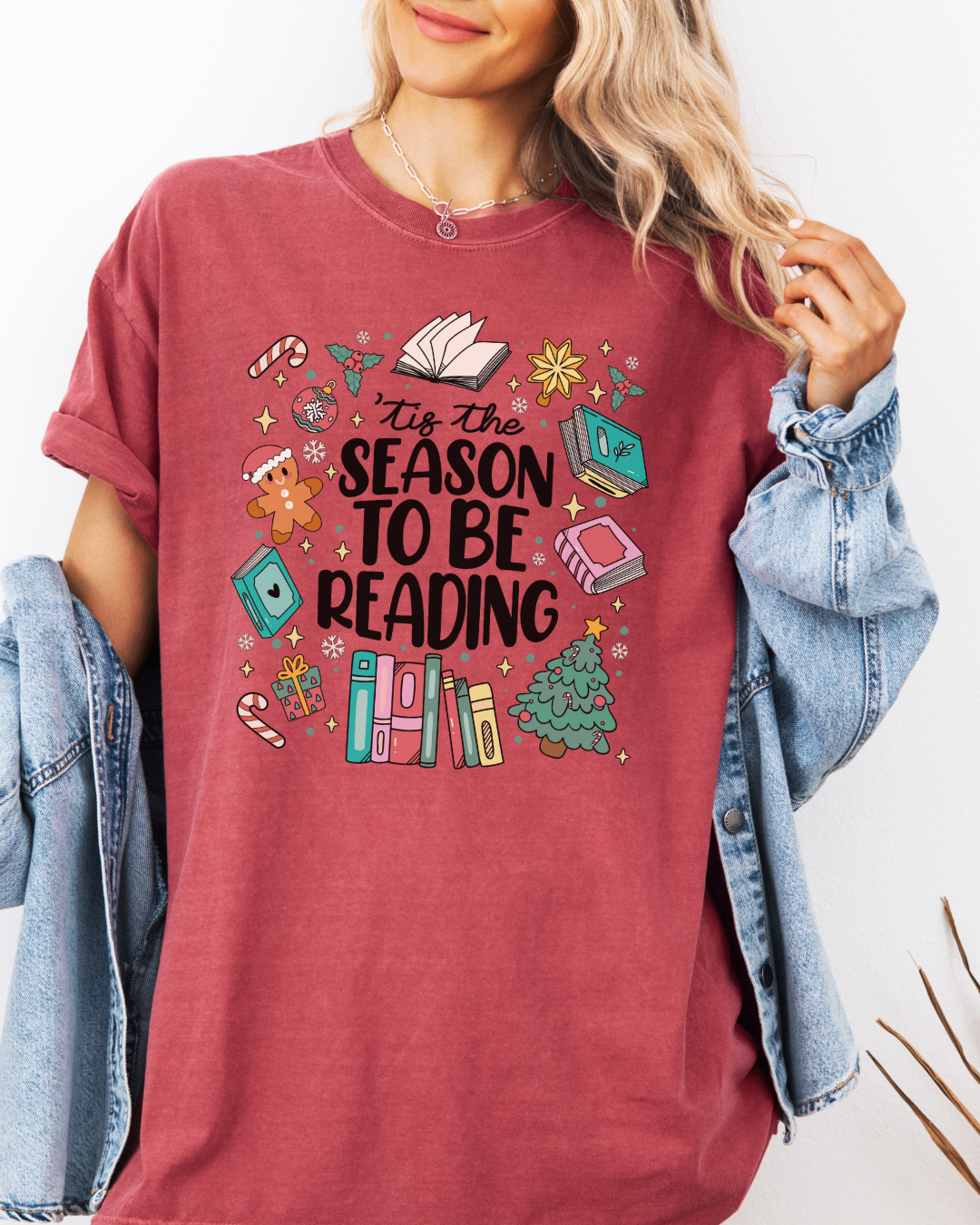 Tis the Season to Be Reading Graphic Tee – Book Lover Christmas Shirt | Comfort Colors