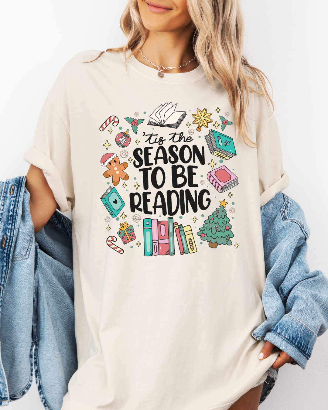 Tis the Season to Be Reading Graphic Tee – Book Lover Christmas Shirt | Comfort Colors