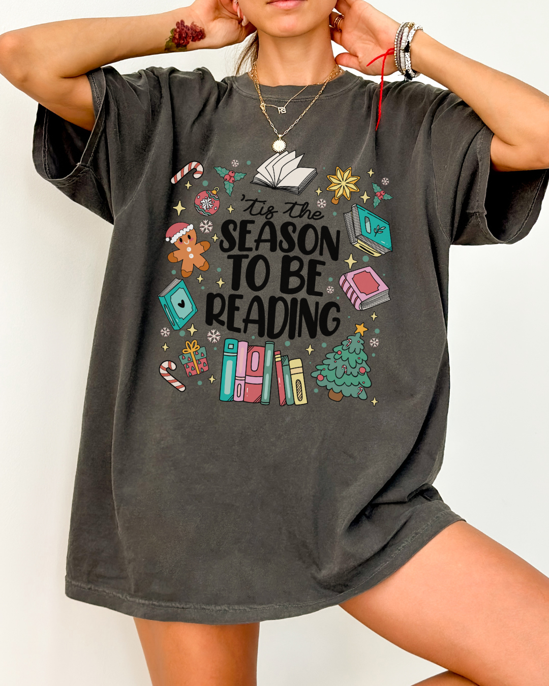 Tis the Season to Be Reading Graphic Tee – Book Lover Christmas Shirt | Comfort Colors